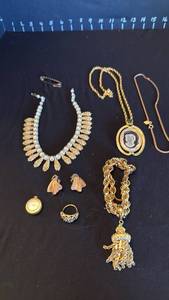 lot 1210 image: Womens jewelry including ring