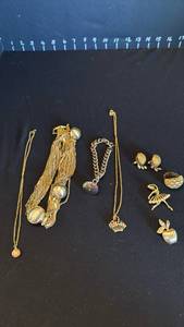 lot 1214 image: Womens jewelry including ring