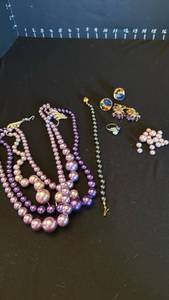 lot 1215 image: Womens jewelry including ring