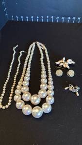 lot 1217 image: Womens jewelry