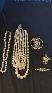 lot 1219 image: Womens jewelry