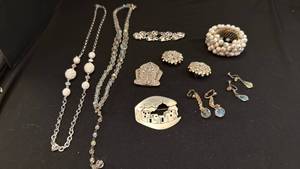 lot 1228 image: Womens jewelry