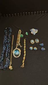 lot 1230 image: Womens jewelry