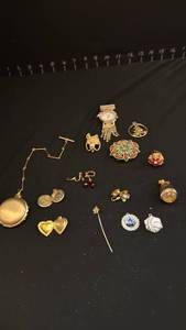 lot 1231 image: Womens jewelry including lockets and ring