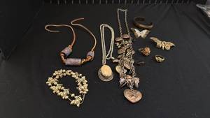 lot 1234 image: Womens jewelry including rings