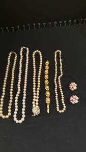 lot 1237 image: Womens jewelry