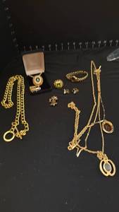 lot 1238 image: Womens jewelry including a genuine jade necklace, ring and watch