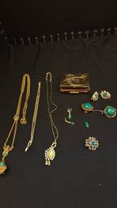 lot 1239 image: Womens jewelry and a vintage compact