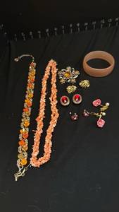 lot 1242 image: Womens jewelry