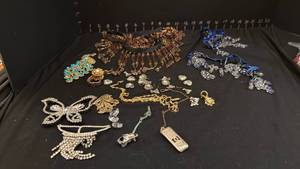 lot 1250 image: Womens jewelry and craft items