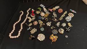 lot 1252 image: Craft beads and unmatched earrings