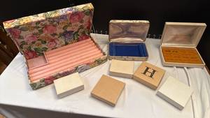 lot 1254 image: Ring boxes and boxes