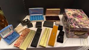 lot 1255 image: Decorative file box, ring and jewelry boxes