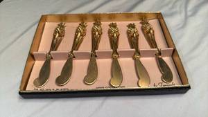 lot 1258 image: Janis Collection by Tancraft six 24k gold-plated cocktail or butter spreaders with pineapple-shaped handles
