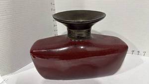 lot 2008 image: Decorative pottery vase 9x12.5x6