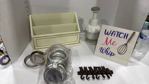 lot 2021 image: Pampered Chef chopper, organizer box, ball lids and decor
