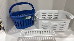 lot 2022 image: 3 plastic baskets largest 6x14x10