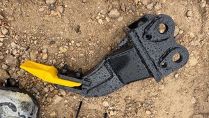 lot 268 image: Unused MINI excavator Ripper Shank Attachment with Yellow Tooth and Two Bolts