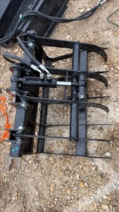 lot 719 image: Unused MINI Skid Steer Hydraulic Grapple bucket Attachment with Hydraulic Hoses