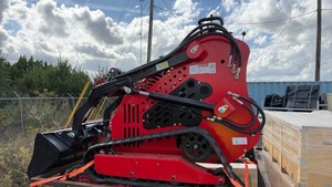 lot 1027 image: Unused SD LAUNCH MINI Skid Steer with Bucket Attachment