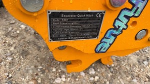 lot 7013 image: Unused Excavator Quick Hitch 30mm Shaft Fits CAT302 Model K302