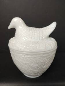 lot 10 image: Vintage White Milk Glass Bird on Nest