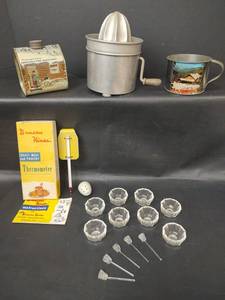 lot 30 image: Vintage Assorted Kitchen Ware