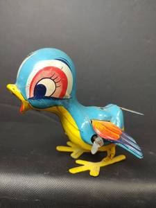 lot 39 image: Vintage 1960 Litho Metal Bird Toy with Side Wind-Up Key