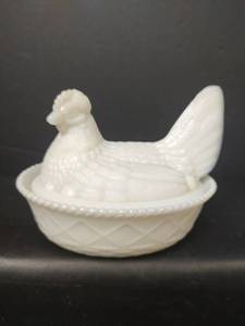 lot 41 image: Vintage Milk Glass Hen on Nest