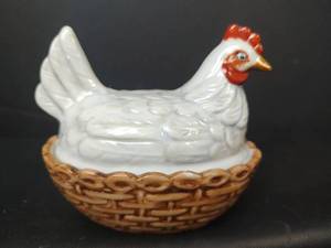 lot 45 image: Vintage White Hen on Basket Nest Covered Dish with Spoon