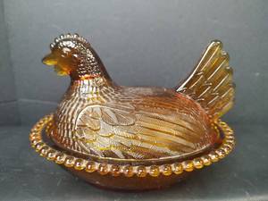 lot 49 image: Vintage Amber Glass Hen on Nest with Beaded Rim Base