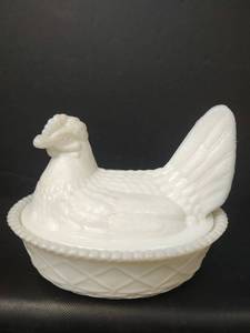 lot 50 image: Vintage White Milk Glass Hen on Nest