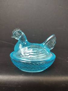 lot 52 image: Vintage Blue Hen on Nest Covered Dish with Lid