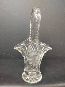 lot 53 image: Vintage Clear Glass Basket with Handle, Etched Flower and Star Base