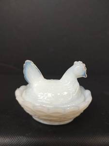 lot 60 image: Vintage Miniature Hen on Nest Covered Dish, White