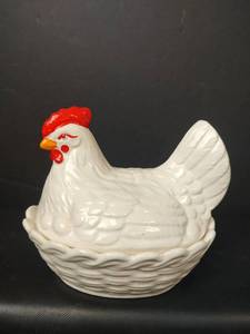 lot 62 image: Vintage White Hen on Nest Covered Dish, Made in  Japan