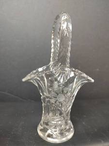 lot 63 image: Vintage Clear Glass Flower Basket with Handle