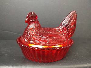 lot 66 image: Vintage Red Hen on Nest Covered Dish with Oval Base. See Makers Mark