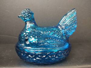 lot 70 image: Vintage Blue Hen on Nest Covered Dish