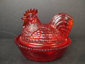 lot 72 image: Vintage Red Hen on Nest Covered Dish, See Makers Mark