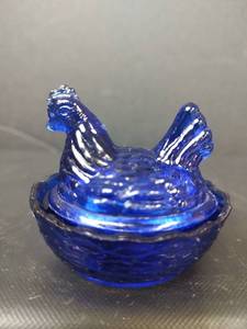 lot 74 image: Vintage Cobalt Blue Hen on Nest, Miniature Covered Dish, See Makers Mark