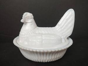 lot 77 image: Vintage Hen on Nest Dish, White, See Pic for Makers Mark