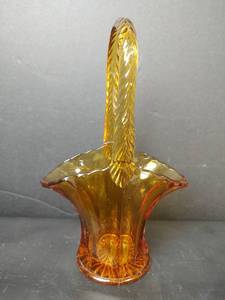 lot 78 image: Vintage Amber Glass Basket with Handle and Scalloped Rim