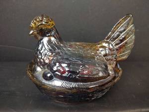 lot 81 image: Vintage Amber Glass Hen on Nest Covered Dish