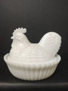 lot 85 image: Vintage White Hen on Nest Covered Dish