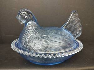 lot 87 image: Vintage Blue Hen on Nest Covered Dish with Beaded Rim, See Pic For Damage
