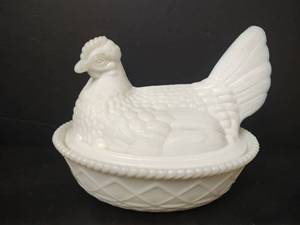 lot 89 image: Vintage White Hen on Nest