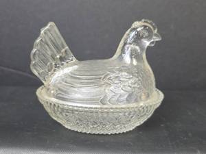 lot 91 image: Clear Glass Hen on Nest Covered Dish with Lid