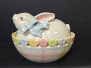 lot 92 image: Rabbit Figural Covered Dish with Tulip Rim