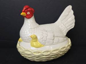 lot 96 image: Hen on Nest Covered Dish with Chicks